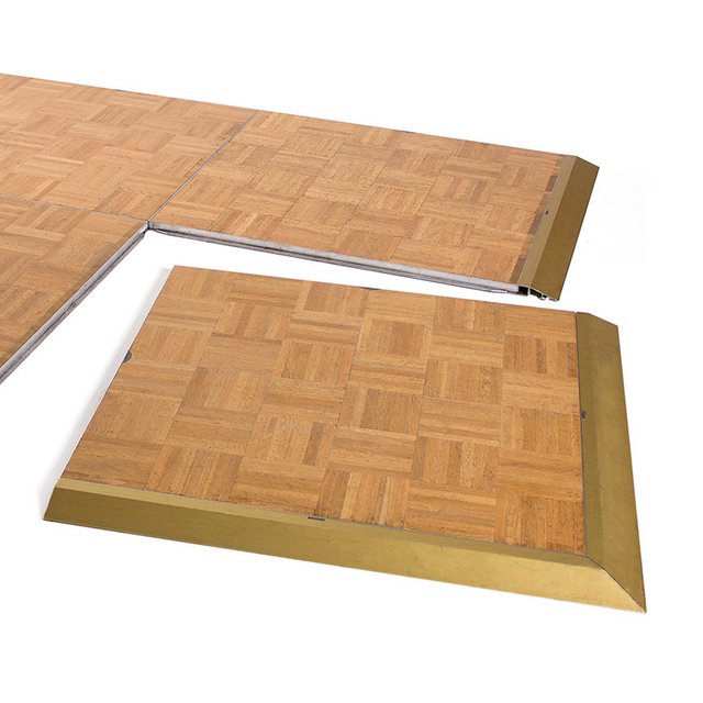 
                                Tanzfläche mit Anlaufkante - Artikel-Nr: 204070, © Alle Rechte bei CongressTeam Dresden GmbH
                                